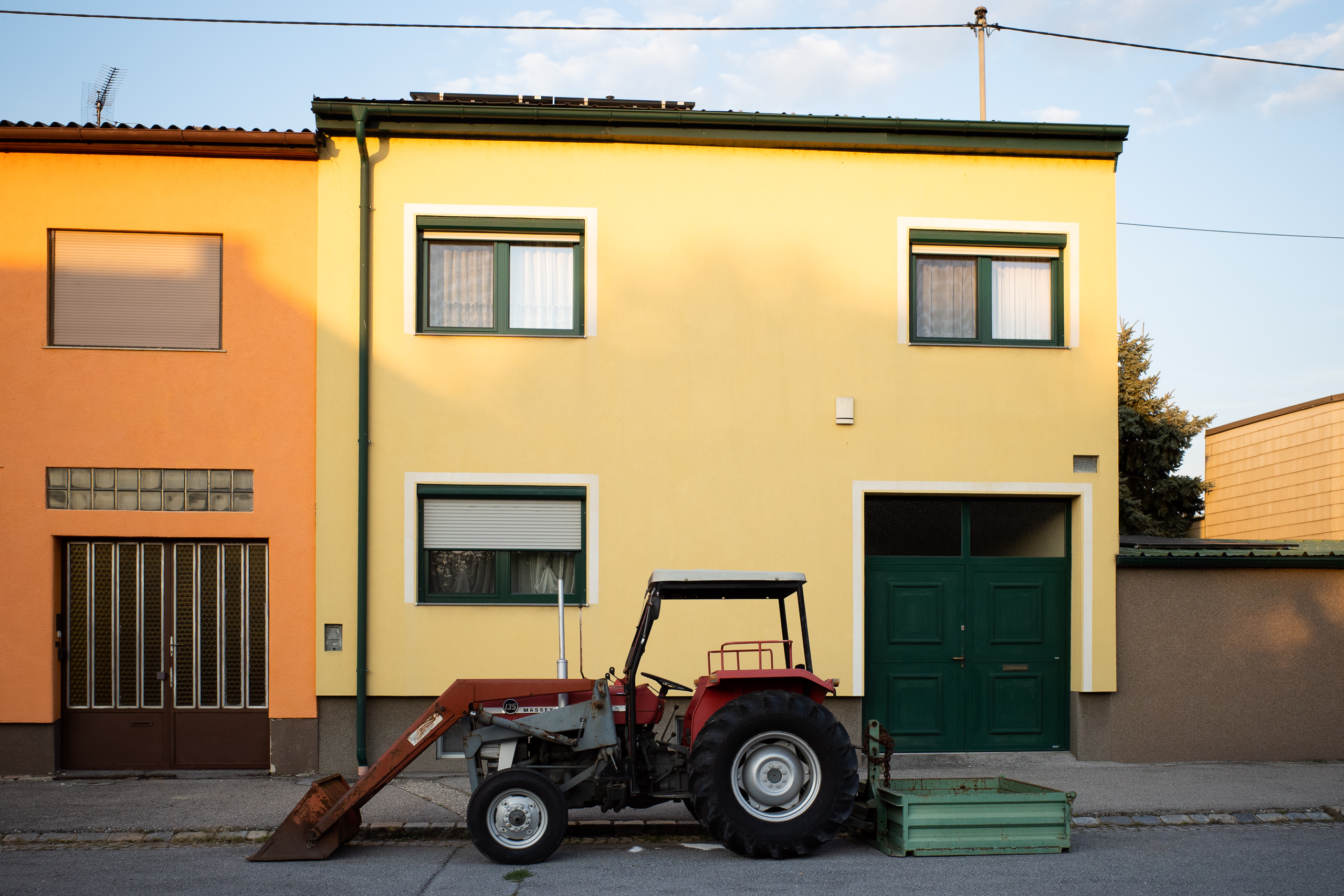 Massey Ferguson 135 vor der gelben Hausfront